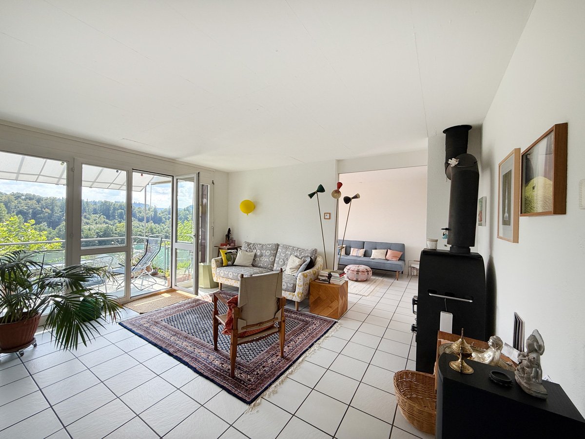 Wohnzimmer mit Aussicht ins Grüne